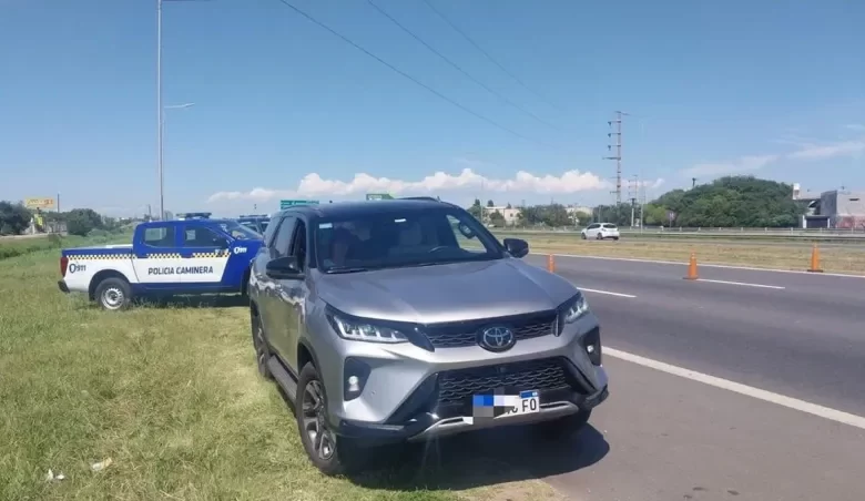 Córdoba: lo multaron por exceso de velocidad y se agarró a las piñas con los policías
