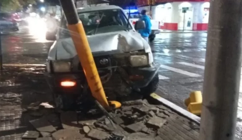 Vecinos de Acha tuvieron que hacerse cargo de daños a un semáforo y un monumento