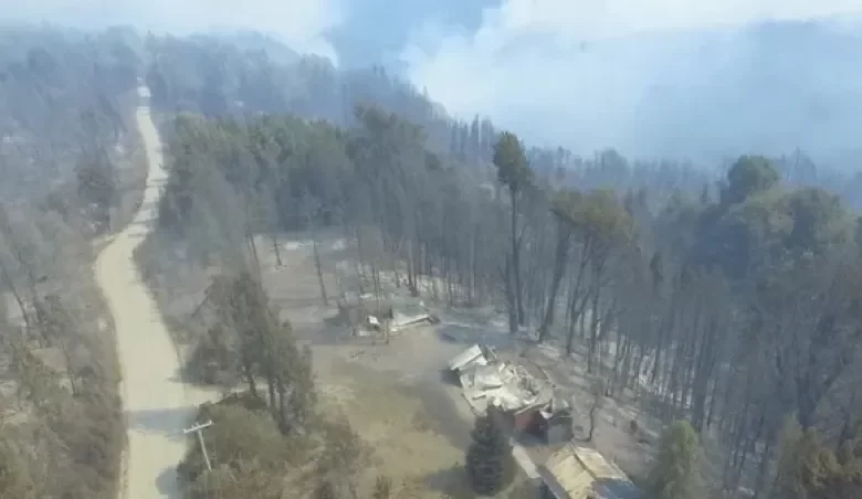 El Bolsón: evacuaron a 800 turistas y el fuego ya arrasó más de 2000 hectáreas