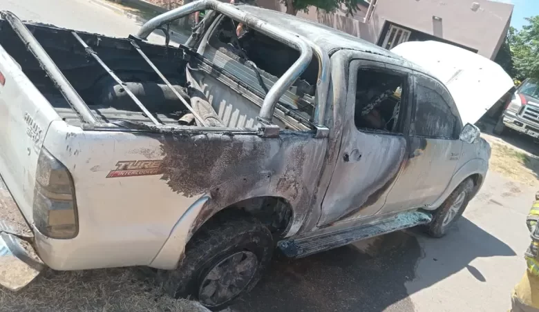 Un asado desató un incendio en una vivienda de Santa Isabel: una camioneta quemada