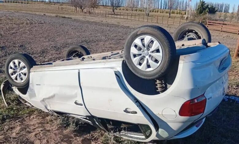 Volcaron en Colonia Chica y abandonaron el auto