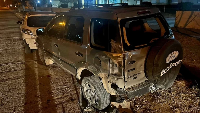 25 de Mayo: chocó dos autos estacionados y huyó