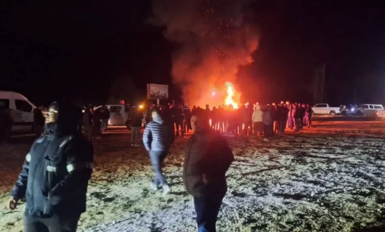 Protesta de petroleros en el puente que une La Pampa y Río Negro: denuncian «licencias forzadas» que afectan a más de 90 trabajadores