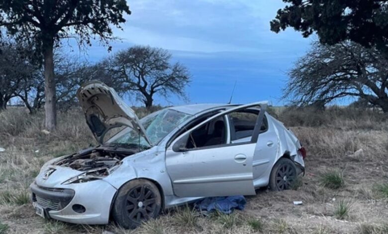 Un auto volcó en la Ruta 35 tras ser encerrado por otro vehículo