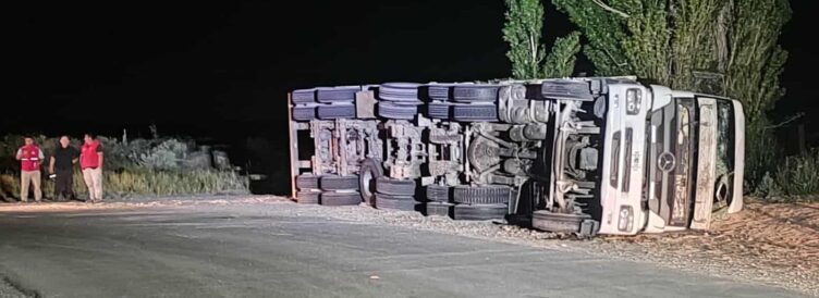 Camión cargado con arena «se comió» la curva en Peñas Blancas y volcó