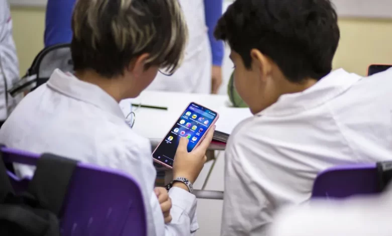 La Pampa prohibirá el celular en Inicial y Primaria y lo restringirá en Secundaria