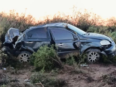 Catriel: una mujer policía volcó cerca de Catriel. Sufrió heridas leves